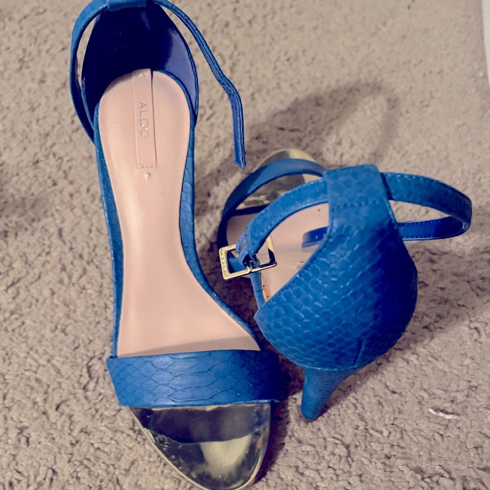 I’m selling used heels, very sexy only used couple times
